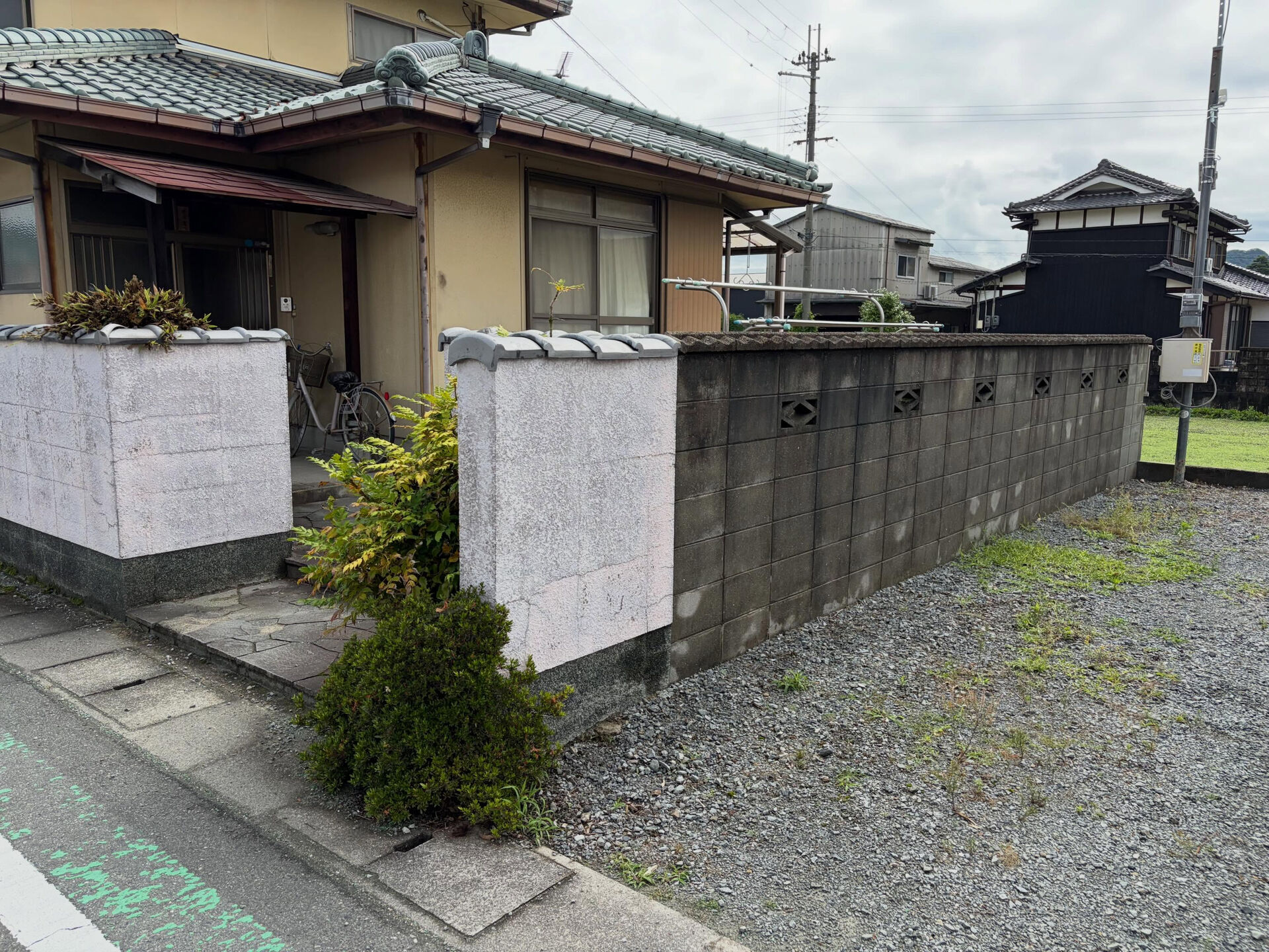 たつの市内の擁壁・植栽撤去工事になります